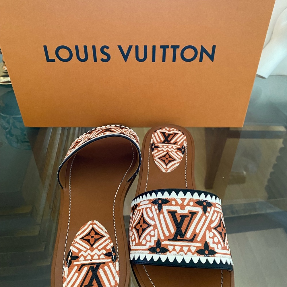 Louis Vuitton crafty lock it flat mule